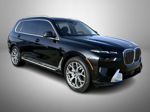 Used 2023 BMW X7 xDrive40i w/ Executive Package image 3