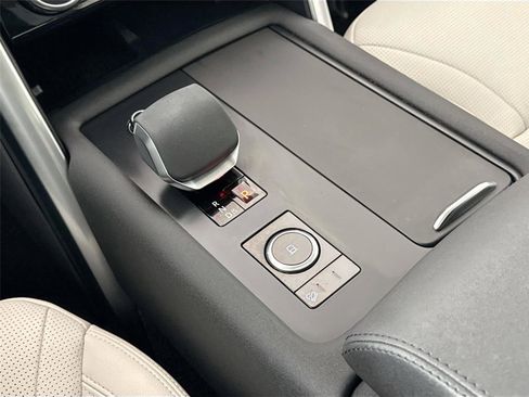 Used 2024 Land Rover Discovery S AWD/4WD image 28
