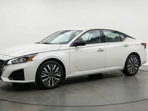 Used 2025 Nissan Altima 2.5 SV FWD image 3