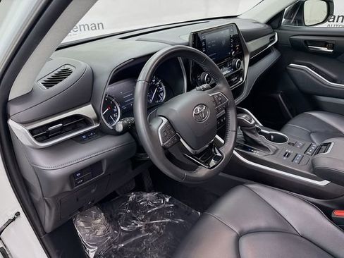Used 2021 Toyota Highlander XLE image 9