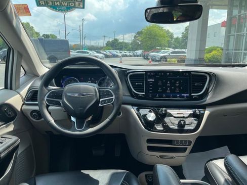 Used 2023 Chrysler Pacifica Touring-L image 39