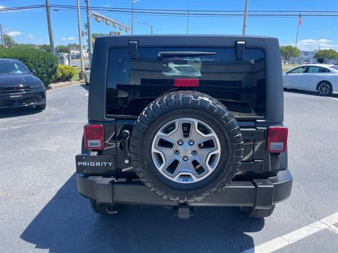 Used 2015 Jeep Wrangler Unlimited Rubicon w/ Dual Top Group AWD/4WD image 4