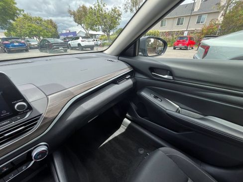 Used 2025 Nissan Altima 2.5 SV FWD image 30