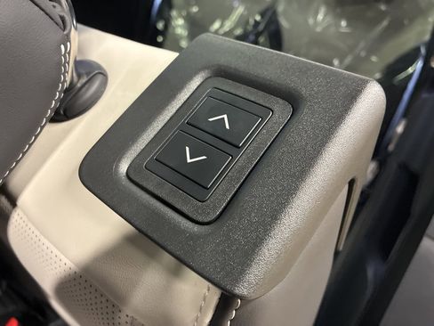 Certified 2024 Land Rover Discovery Dynamic SE image 38