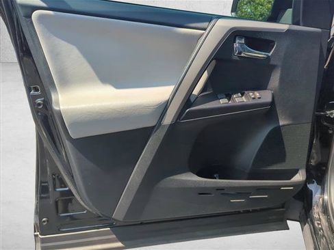 Used 2018 Toyota RAV4 XLE FWD image 17