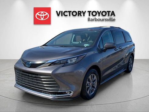 Used 2024 Toyota Sienna XLE image 1