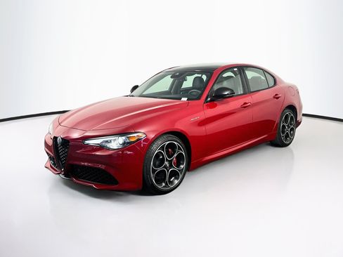 Used 2022 Alfa Romeo Giulia Veloce AWD/4WD image 3