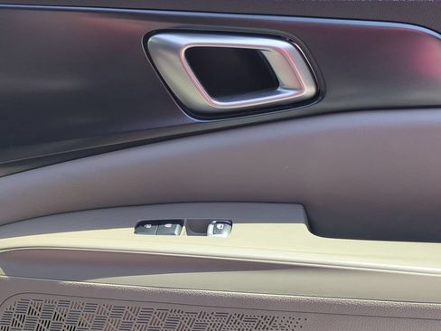Used 2025 Kia Carnival FWD image 35