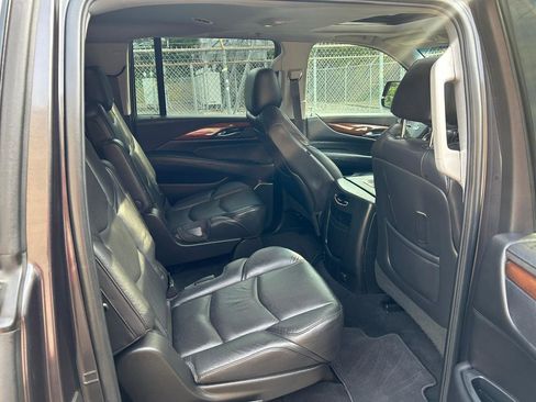 Used 2018 Cadillac Escalade ESV Luxury AWD/4WD image 16