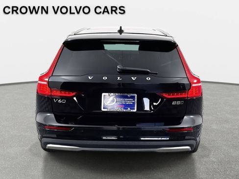Used 2025 Volvo V60 B5 Cross Country Plus image 7