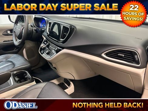 Used 2024 Chrysler Pacifica Touring-L FWD image 23
