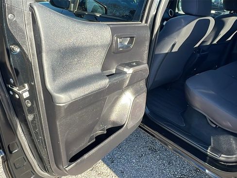 Used 2019 Toyota Tacoma TRD Sport image 19