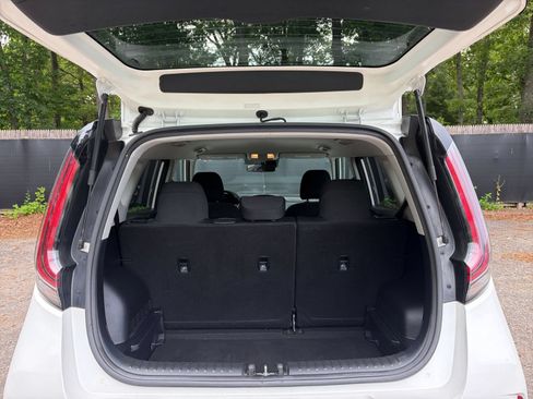 Used 2025 Kia Soul LX w/ LX Technology Package FWD image 29