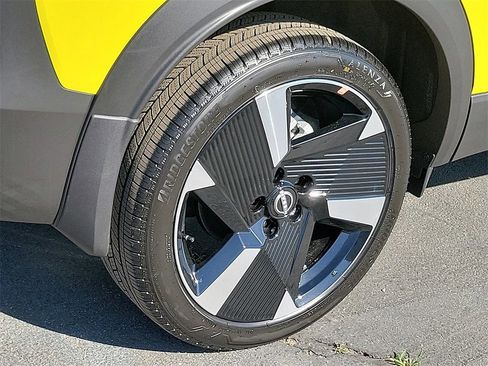 New 2025 Nissan Kicks SR image 3