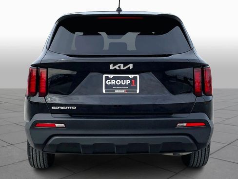 Used 2023 Kia Sorento LX image 4