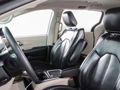 Used 2023 Chrysler Pacifica Touring-L image 23