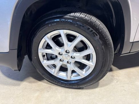Used 2018 Jeep Cherokee Latitude w/ Cold Weather Group AWD/4WD image 2