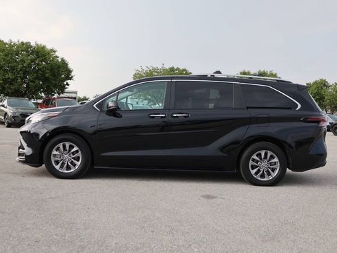 Used 2023 Toyota Sienna XLE FWD image 8