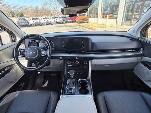 Used 2024 Kia Carnival LX image 19