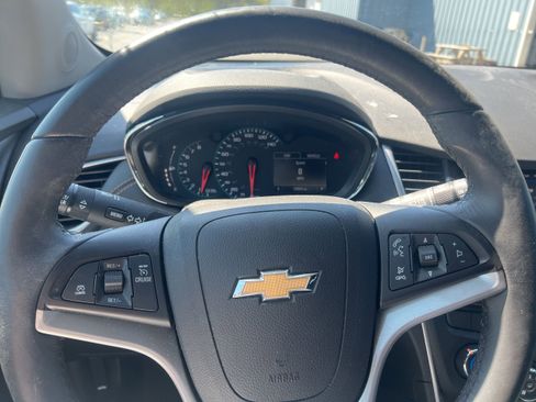 Used 2022 Chevrolet Trax LT w/ LT Convenience Package AWD/4WD image 8