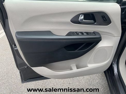 Used 2023 Chrysler Pacifica Touring-L FWD image 16