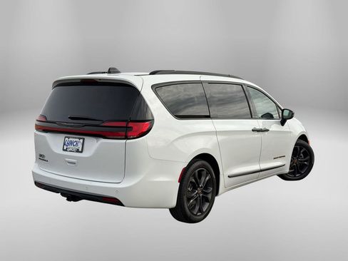 Used 2024 Chrysler Pacifica Touring-L w/ Road Tripper Package FWD image 4