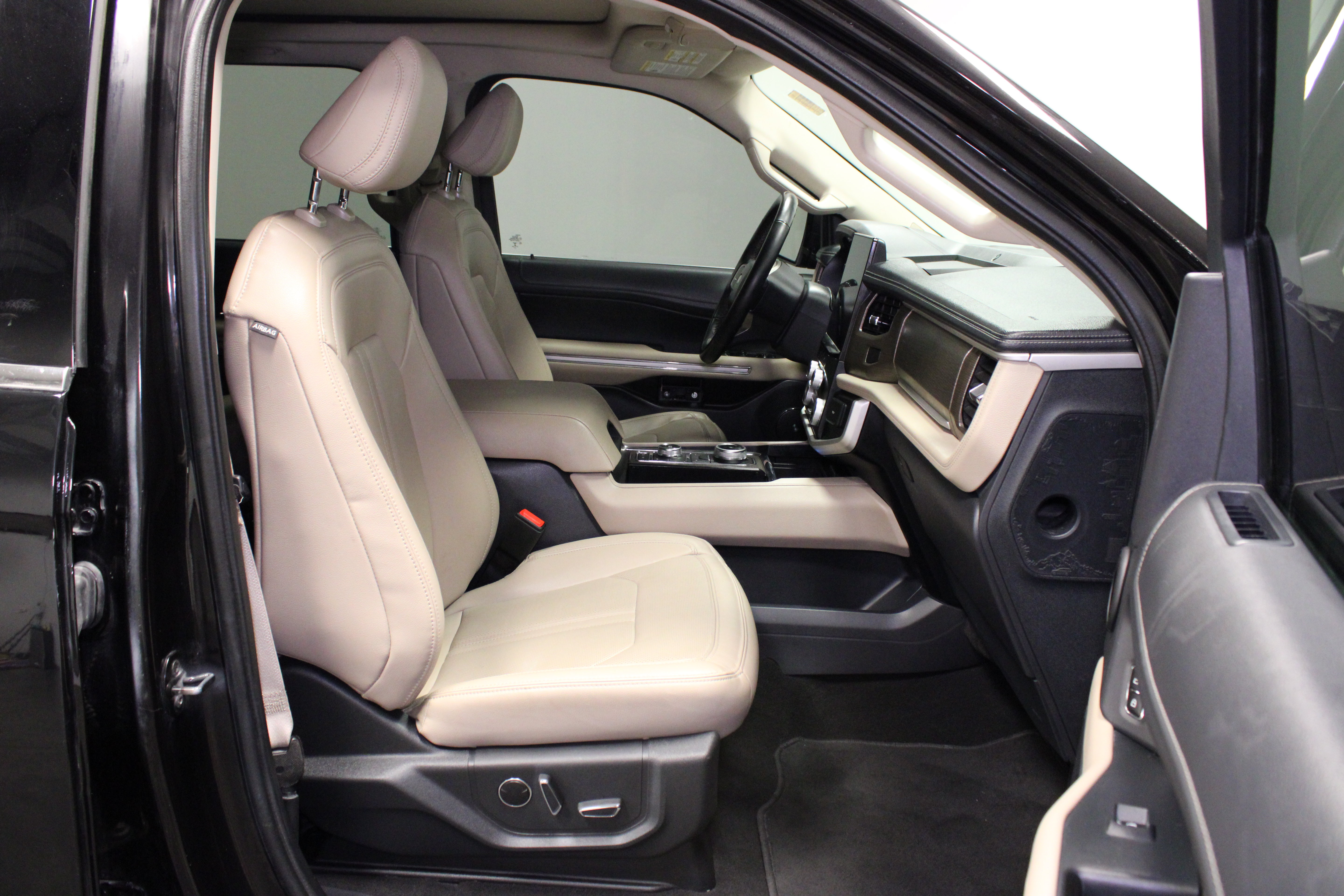 Used 2024 Ford Expedition Limited AWD/4WD image 16