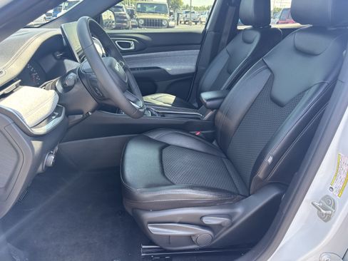 Used 2024 Jeep Compass Latitude AWD/4WD image 9