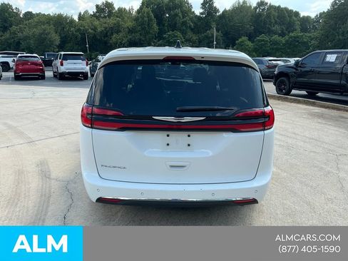 Used 2023 Chrysler Pacifica Touring-L FWD image 5