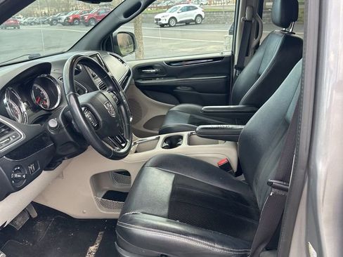 Used 2017 Dodge Grand Caravan SXT image 11
