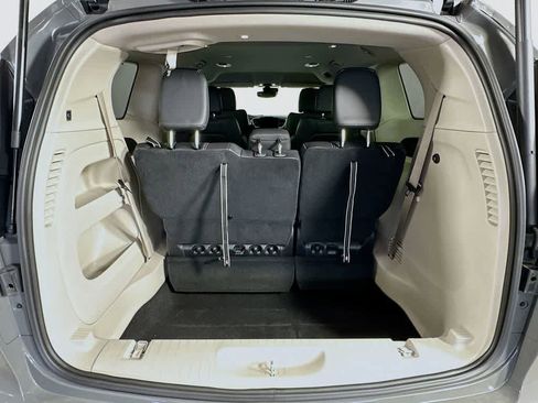 Used 2022 Chrysler Pacifica Touring-L image 32
