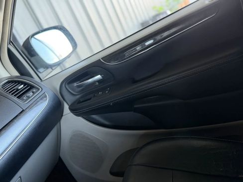 Used 2016 Chrysler Town & Country Touring FWD image 34