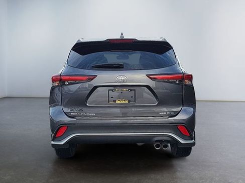 Used 2024 Toyota Highlander XLE image 4