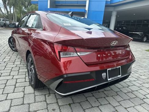 Used 2025 Hyundai Elantra SEL FWD image 12