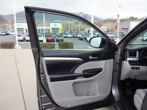 Used 2019 Toyota Highlander XLE image 17