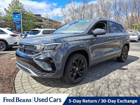 Certified 2023 Volkswagen Taos SE w/ Black Wheel Package image 3