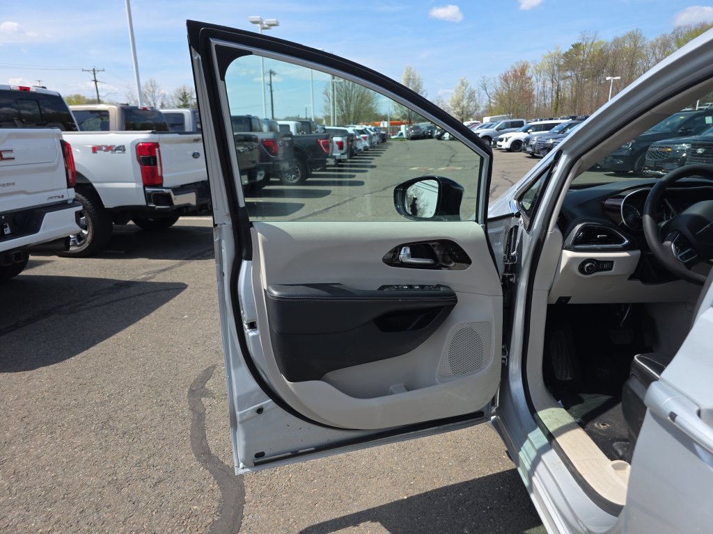 Certified 2024 Chrysler Pacifica Limited FWD image 20
