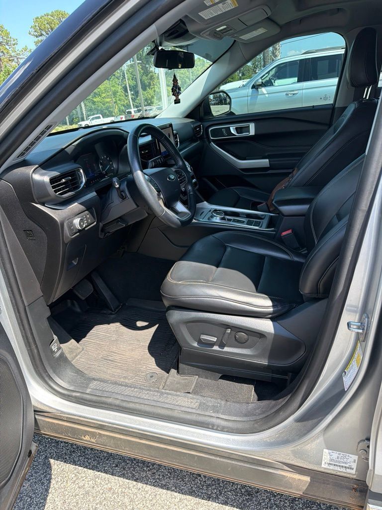 Used 2022 Ford Explorer XLT w/ Equipment Group 202A RWD image 2