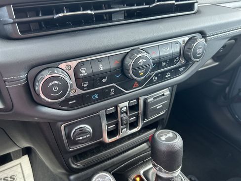 Used 2025 Jeep Wrangler Sahara w/ Safety Group image 28