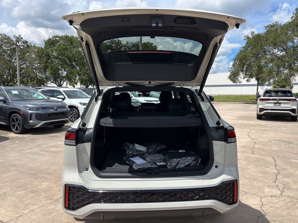 New 2026 Volkswagen Tiguan SE R-Line FWD image 43