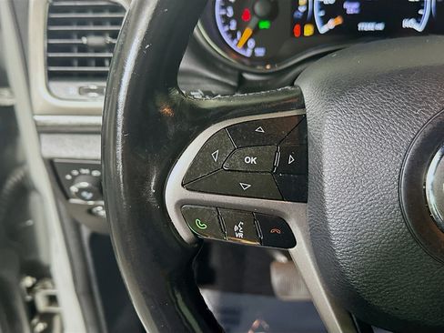 Used 2020 Jeep Grand Cherokee Altitude RWD image 16