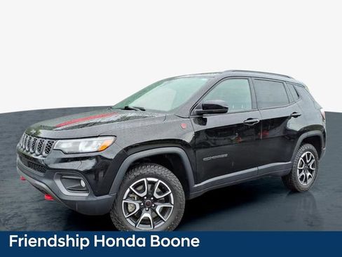 Used 2025 Jeep Compass Trailhawk w/ Trailer Tow Group AWD/4WD image 2