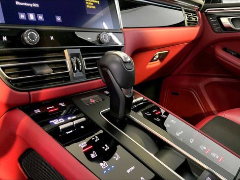 Certified 2023 Porsche Macan S AWD/4WD image 17