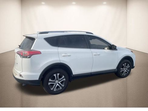 Used 2018 Toyota RAV4 LE image 10