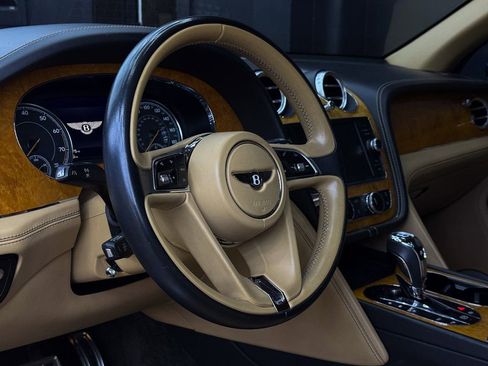 Used 2017 Bentley Bentayga image 14