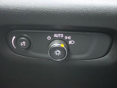 Used 2022 Chevrolet Traverse LT image 53