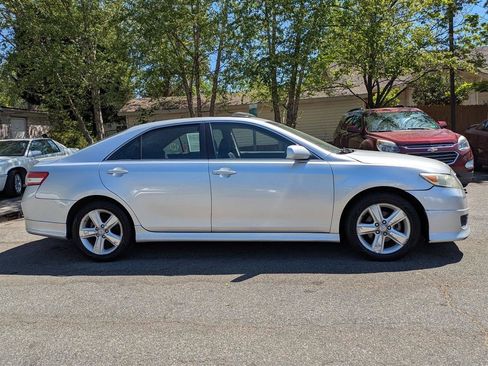 Used 2011 Toyota Camry SE w/ SE Extra-Value Pkg #1 FWD image 9