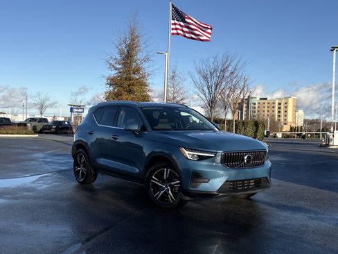 Used 2025 Volvo XC40 B5 Core image 2