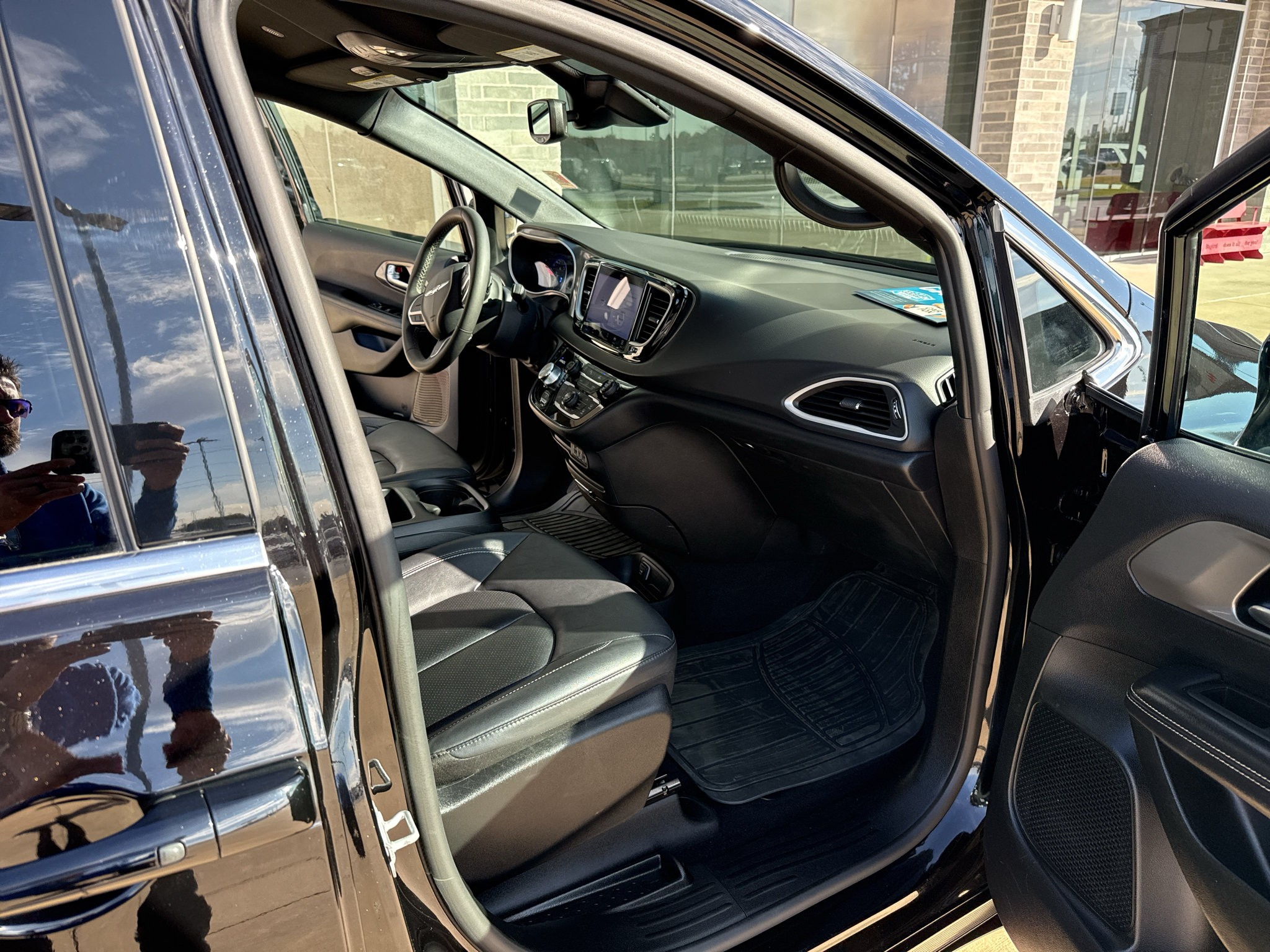 Used 2025 Chrysler Pacifica Select FWD image 19