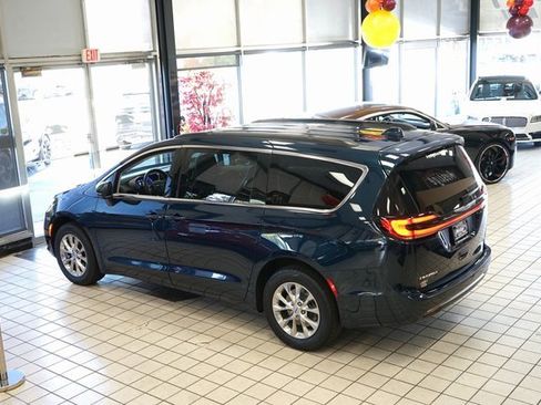 Used 2022 Chrysler Pacifica Touring-L image 59